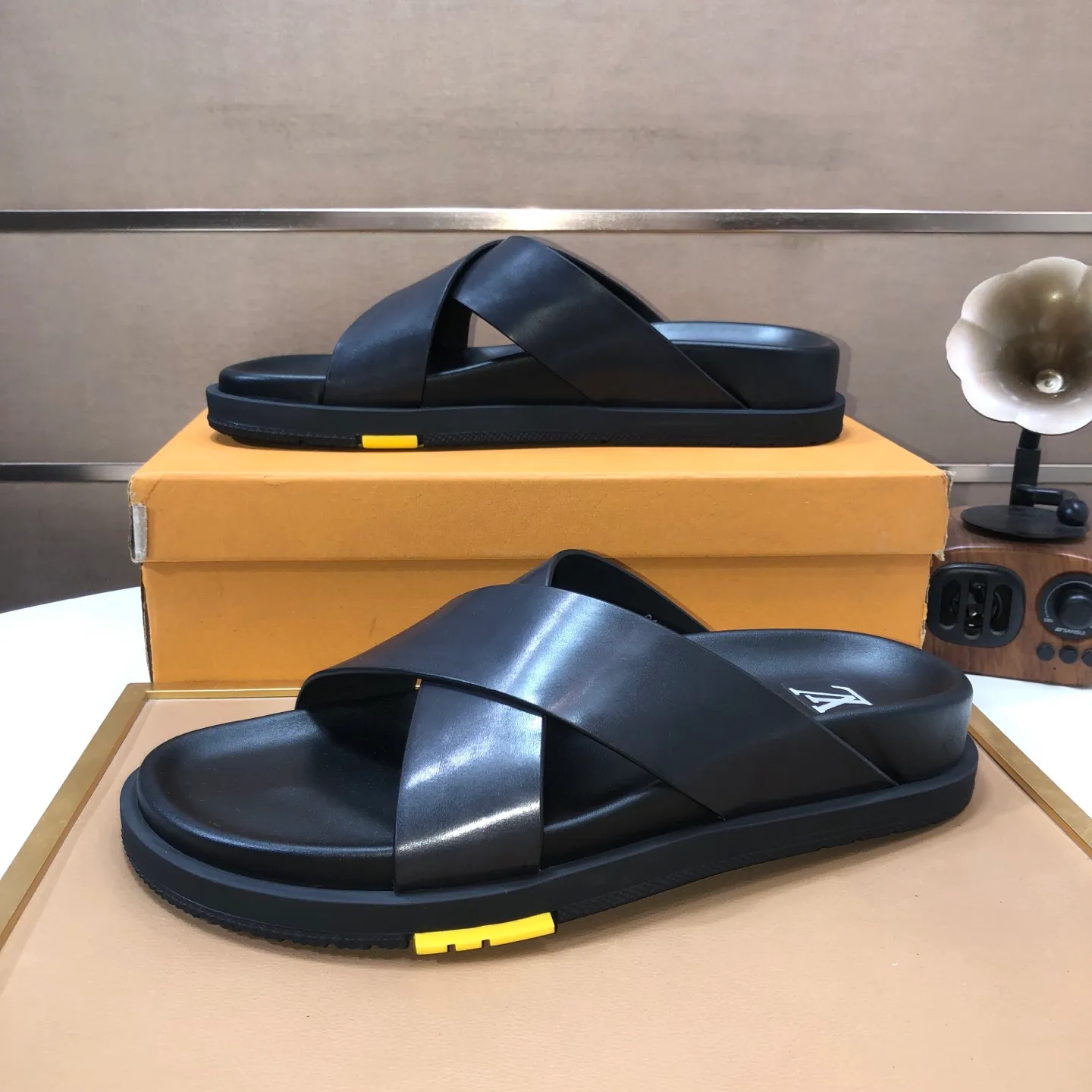 Men's shoes 💰400💰 [Louis Vuitton LV slippers] (high-end cowhide) counter 1:1 fashion style, a must-have for summer! The designer used LV’s iconic outsole. The original simple slippers instantly become fashionable! The upper is made of flexible special cowhide leather straps alternately, and the workmanship is exquisite! A must-have for stylish men in summer, size 38-45 (45 customized)